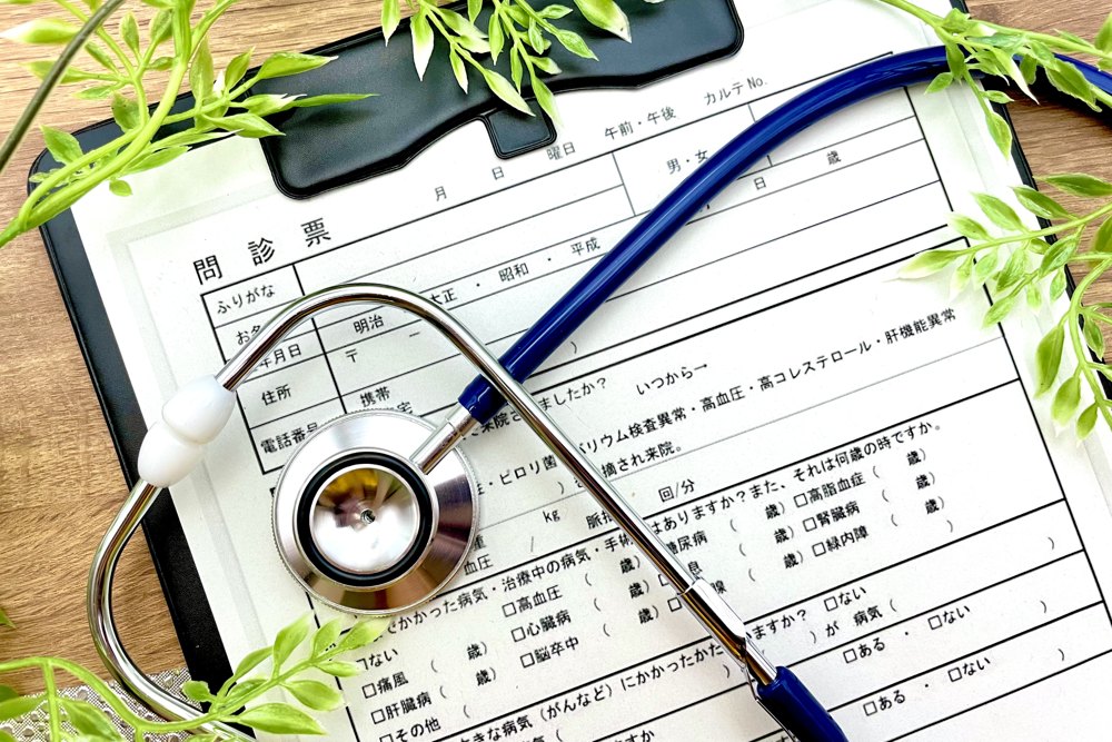 問診票と聴診器のイメージ