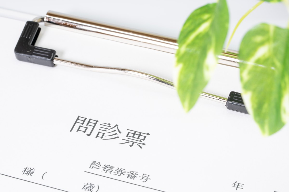 問診票と聴診器のイメージ